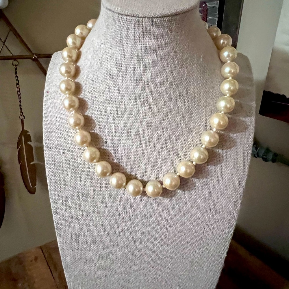 Beautiful faux pearl choker